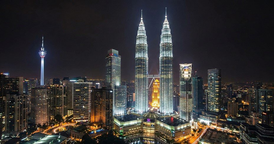 Nightlife in Malaysia: From Rooftop Luxuries to Late-Night Hawker Stalls (A 2025 Guide) 1 The High Altitude Experience Rooftops & Sky Bars